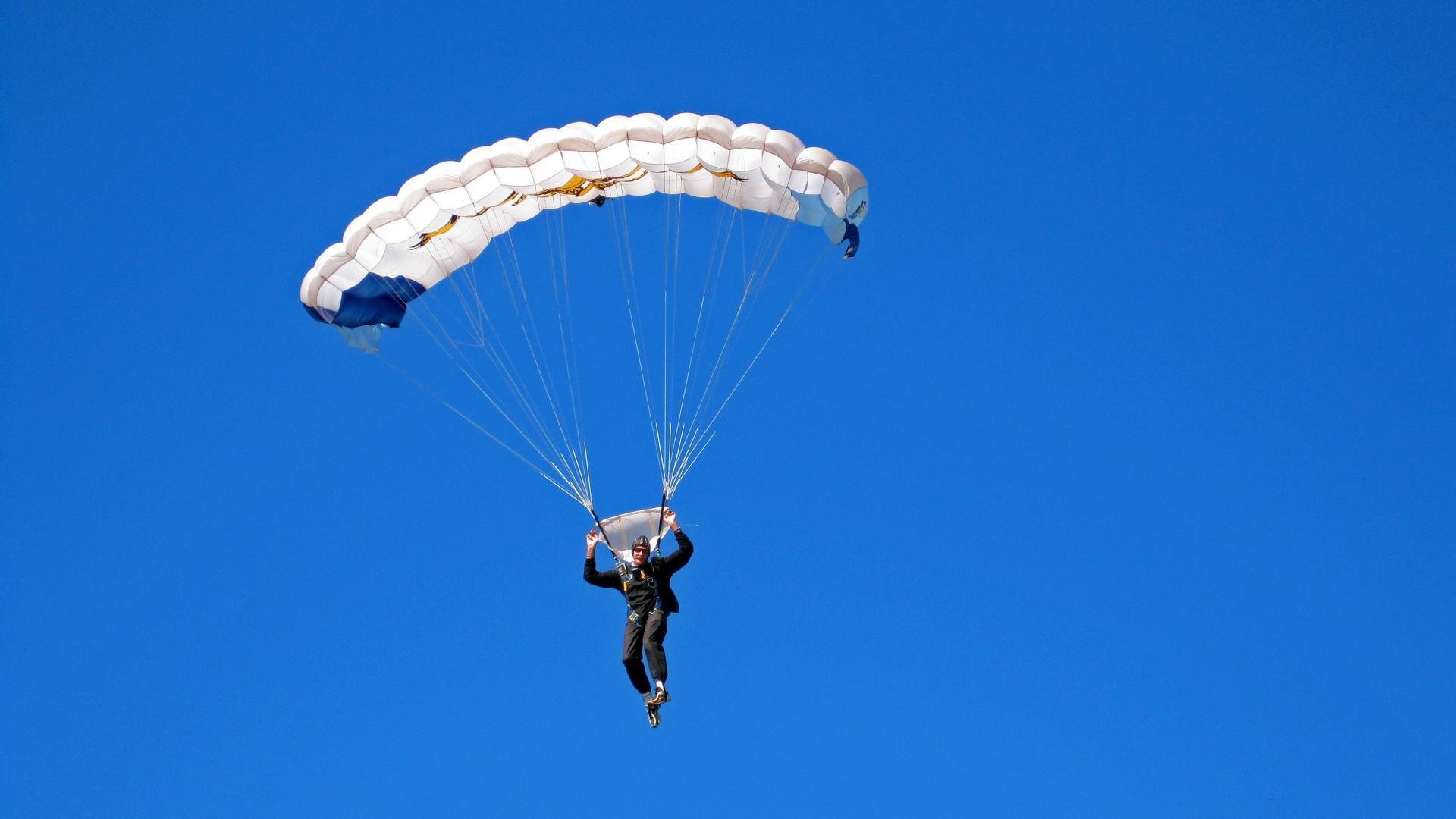 一场比赛：库里在火箭队比赛中投中13个三分，打破NBA单场远投纪录！